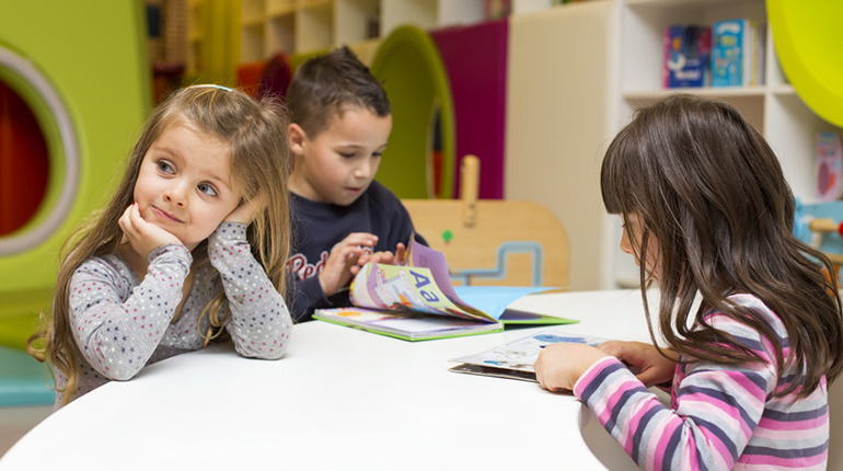 Comment la maternelle prépare-t-elle l’apprentissage de la lecture