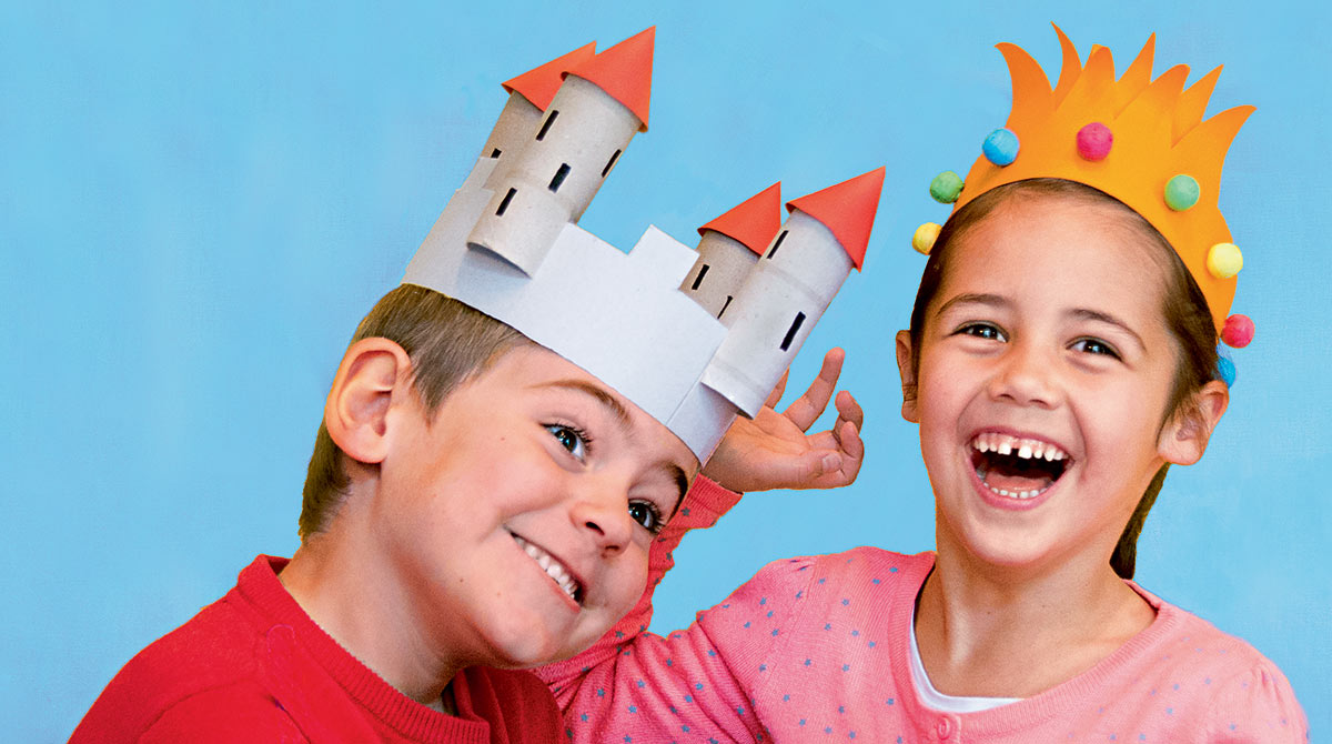 enfant avec couronne et galette des rois Stock Photo